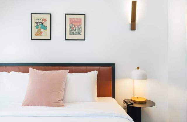 Stylish Flat on Tennyson - Walk to Dining & Shops!