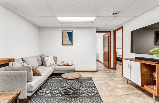 Stylish Garden-Level 2BR: Close to O'Hare & Downtown