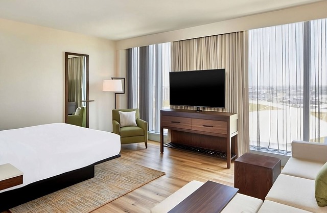 Stylish Getaway near Downtown Nashville! Pets Allowed, Indoor Pool, Kitchenette!