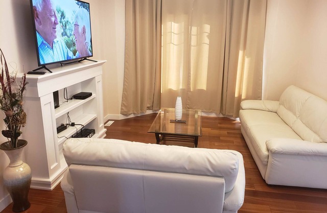 Stylish Heritage Apt Ideal For Long Stays - 3 BR with Jacuzzi