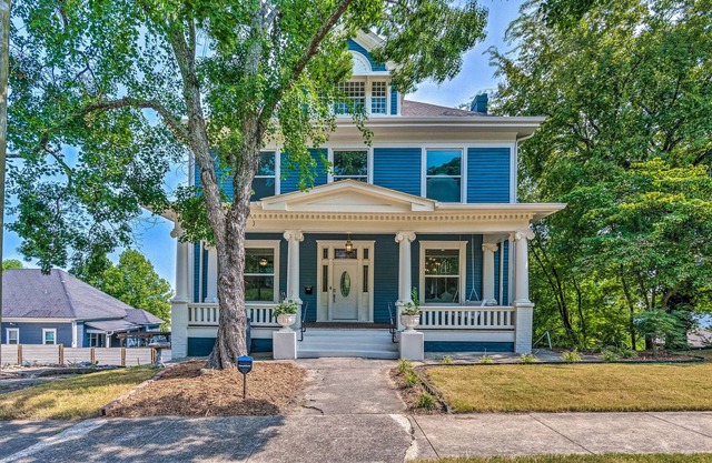 Stylish home w/washer/dryer, deck with grill, cable & central AC