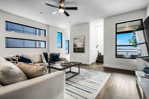 Stylish Lake House Retreat In Rowlett