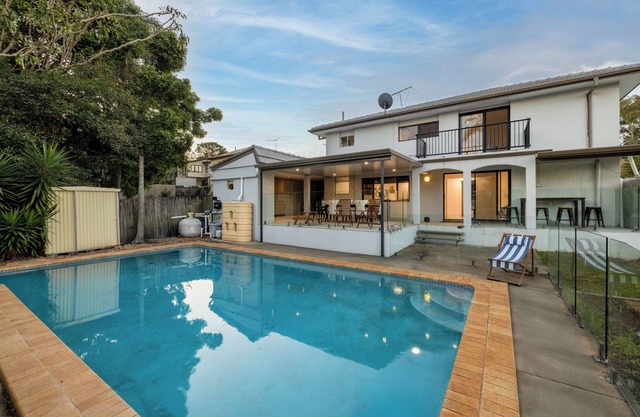 Stylish Morningside Family Home: 6 Bedrooms with Pool, Game & BBQ minutes to CBD