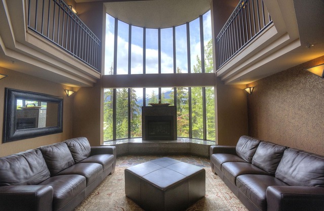 Stylish mountain escape with easy ski access, pool, hot tub & WiFi