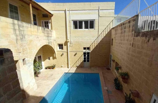 Stylish Qormi farmhouse with private pool, BBQ & space for up to 10 guests — ideal for unforgettable group getaways 🌴✨