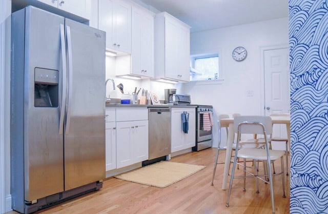 Stylish Room in Newly Furnished Apt