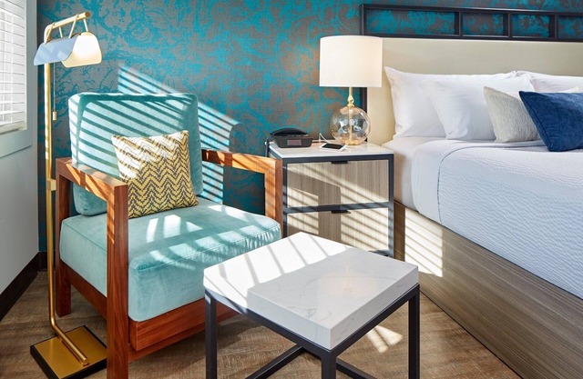 Stylish Room with Sunset & Beach Views – Swimming Pool to Unwind!