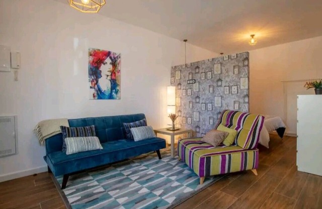 STYLISH & SPACIOUS STUDIO- 4 MINUTES WALK TO BEACH