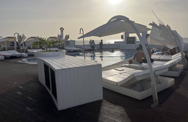 Stylish spacious apartment, fully equipped - walking distance to beach