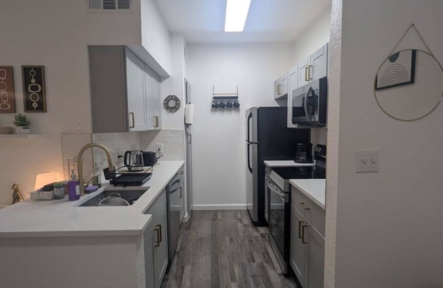 Stylish Suite | 10 Mins to DT | Pool, Gym, Parking