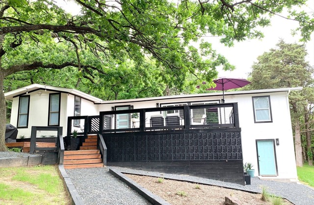 Stylish Texoma Retreat - 5 Min to Boat Ramp on Wooded 1/2 Acre!