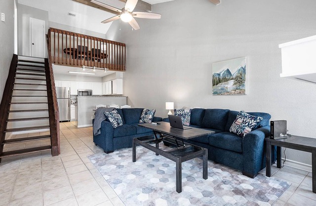 Stylish townhome near the heart of League City.