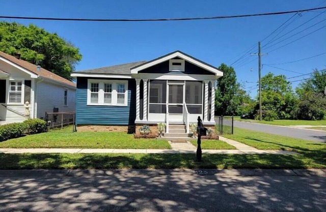 Stylish Two-Bed Home with Spa Patio, Sunroom Gym