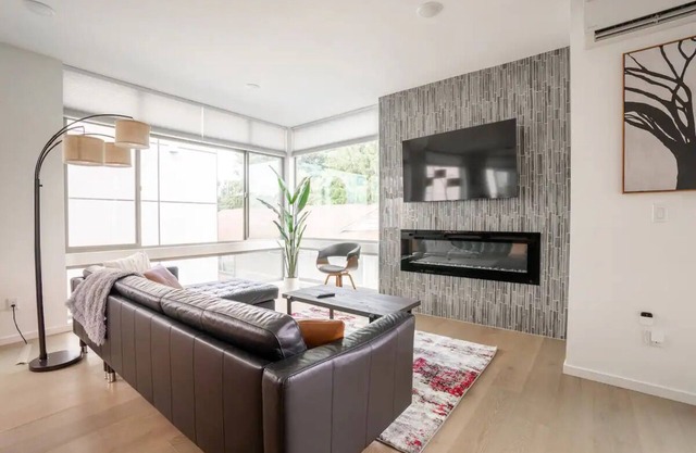 Stylish Urban Retreat w/Rooftop Deck