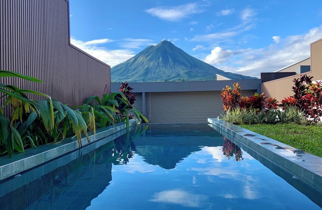 Stylish Volcano Villa w/Jacuzzi & Private Pool, volcano views, sun deck, WiFi