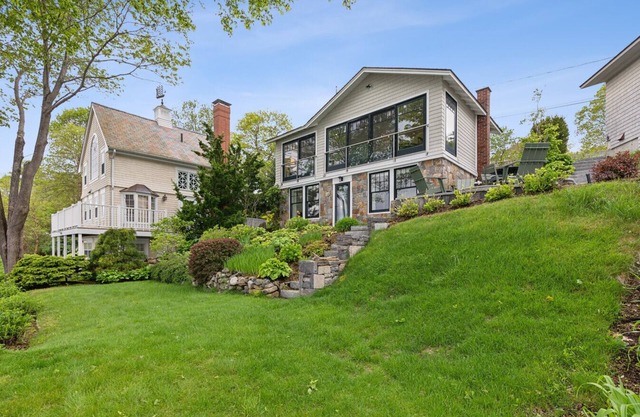 Stylish Waterfront Hideaway for 4 | Stunning Views | Walk to Beach & Town