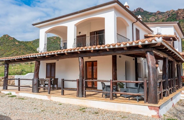 Su Castangiu1, flat in villa with swimming pool and 5-a-side football pitch