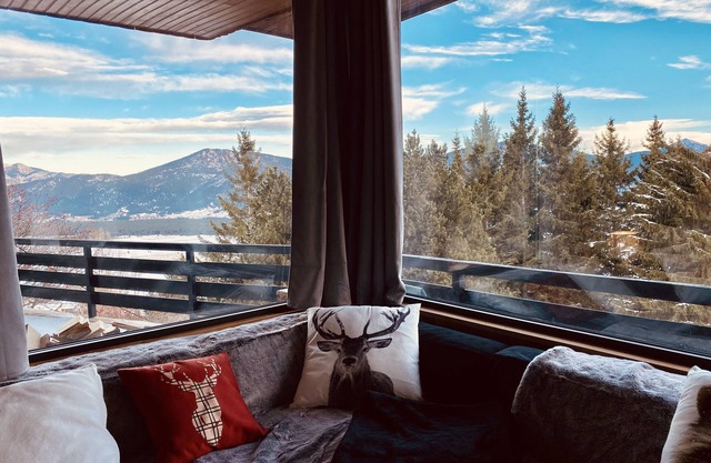 SUBLIME VIEWS-Upper Chalet-180m2 AUX ANGLES -16pers on 3300m2-near the center