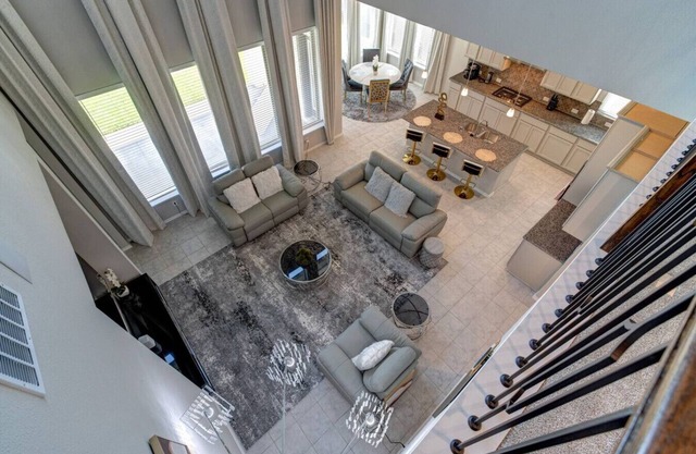 Suburb quiet & majestic mansion