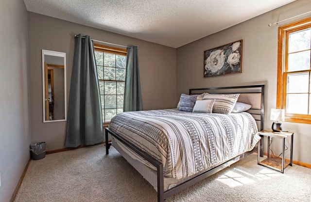 Suburban Farmhouse - Own Garage and Free WiFi