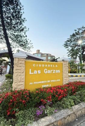 SUITE 2 CAMAS, TV, WIFFI, PARKING, a 3 MINUTOS DEL AEROPUERTO DE GUAYAQUIL, LAS GARZAS SAN MARINO SHOPPING