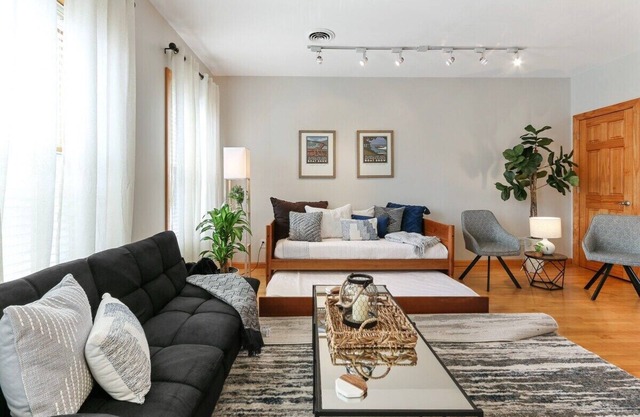 Suite 725 on Main |Recently Face-Lifted |Walkable Dwntwn Condo |Parking |Dining |Nightlife |Shopping