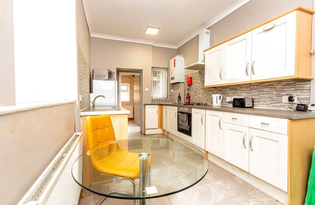 Suite D: Large Private Room in St Helens