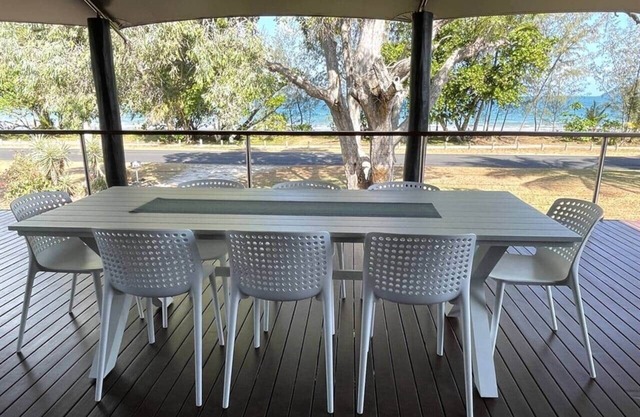 Sully's Beach House - Beach and Ocean Views