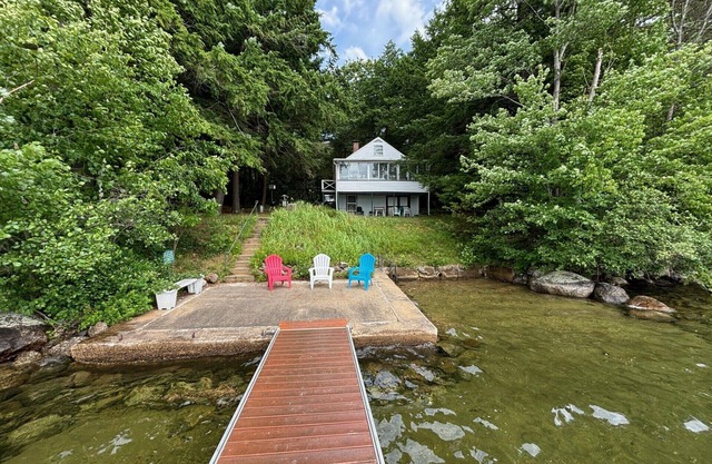 Summer Breeze on Lake Winnisquam. Pet Friendly!