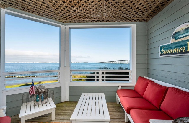 Summer Breeze: Soundfront condo, dog friendly, community pool!