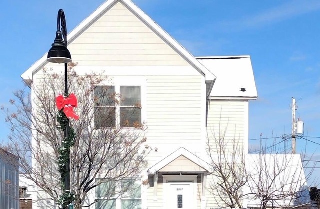 Summer dates! Spacious 3 bed 2 bath! Enormous Kitchen! Close to Lake Superior!