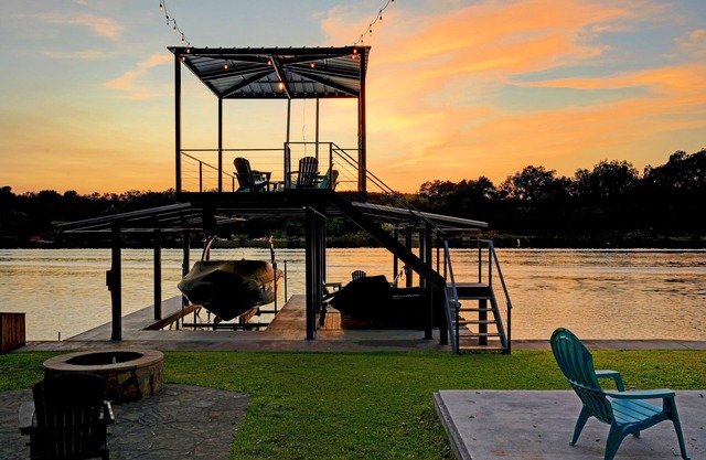 SUMMER READY NEW TIKI BAR - HUGE DOCK, Rope Swing Open Water nCozy and updated