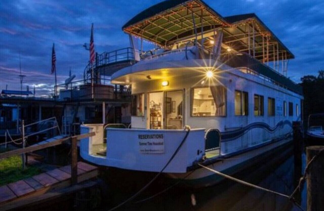 Summertime Bayou Houseboat Oasis: Fish, Hot tub, Kayak