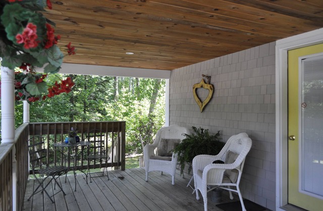 Summerwood Cottage Romantic and Eclectic Getaway