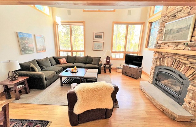 Summt Rose Escape Theater Rm Gourmet Kitchen