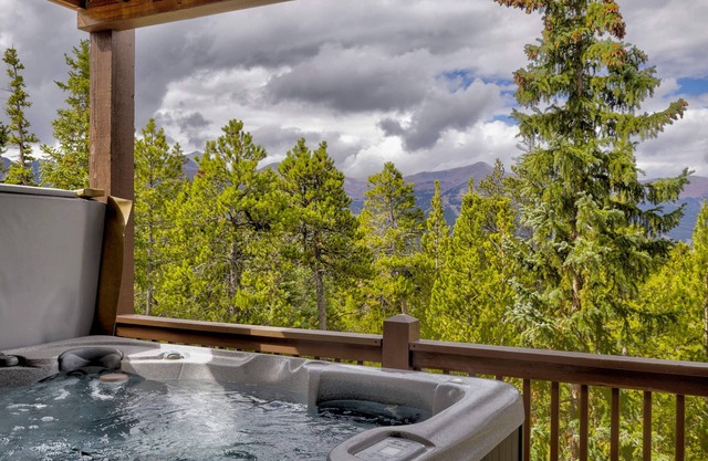Sun Breck Lodge - Panoramic Mountain Views & Hot Tub