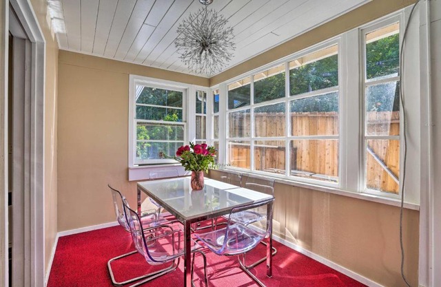 Sun-Dappled Retreat Walk to Restaurants!