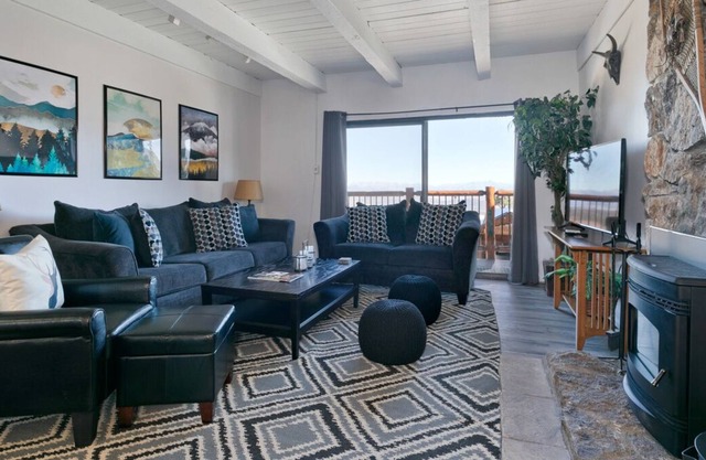 Sun-drenched, Ski-in, ski-out condo with mountain views and WiFi