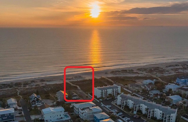 Sun & Fun @ Can't Be Beat Beachfront Location!