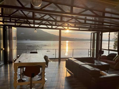 Sun Room (Studio) on the edge of the Harties dam.