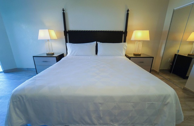 Sun, Sand & Surf! 3 Relaxing Rooms, Outdoor Pool, Near Top Attractions