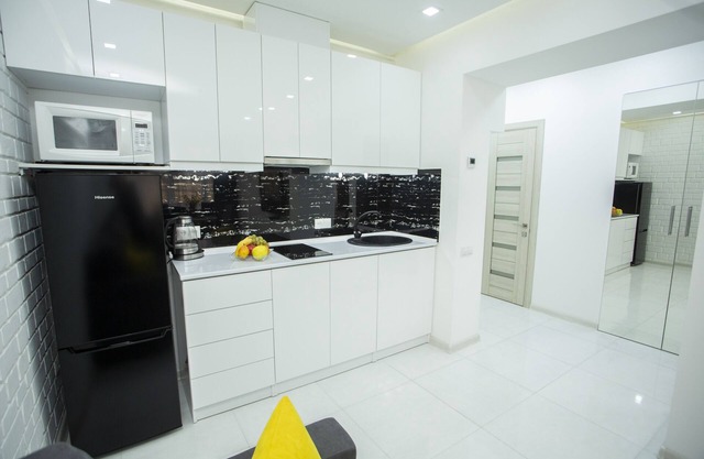 ★Sun-Splashed Suite in City Center - FREE Parking★