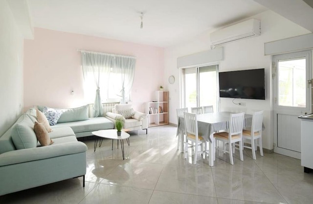 Sun, view and comfort in JLM