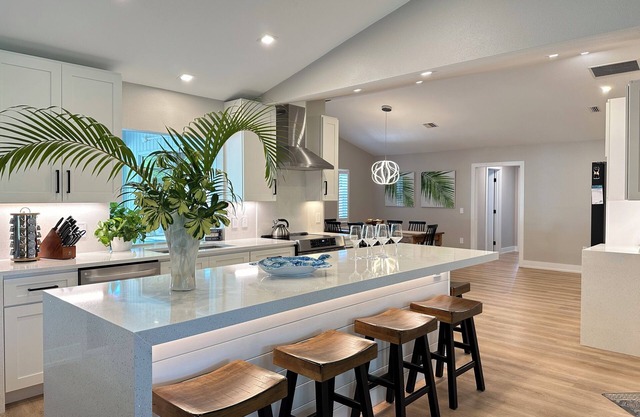 SunCoast Luxury Estates-New, Spacious, Large Heated Pool, 10 min to the Beach