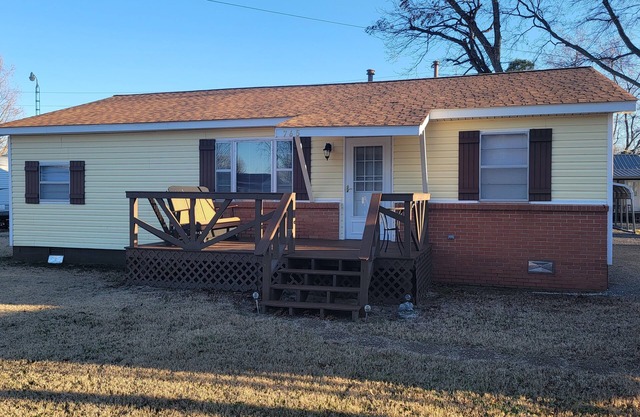 Sunkist beach house. Lake side house 3 bedroom house