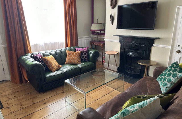 Sunny, 4 double bedrooms, 2/3 mins to beach, pier and historic south lanes,