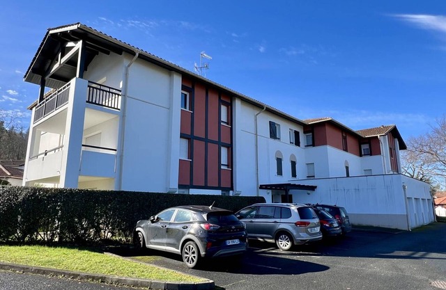 Sunny Apartment with Terrace, Internet, and Pet-friendly in Cambo-les-Bains