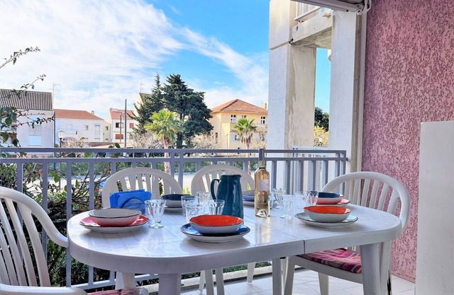 Sunny Apartment with Terrace, 100m from Beach - 6 Sleeps, Parking, WiFi, Baby Kit