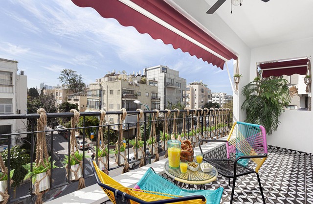 Sunny balcony Arlozorov apartment near HILTON BAY