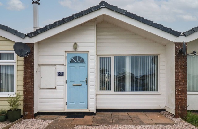 SUNNY BREEZE, pet friendly, with a garden in Malborough